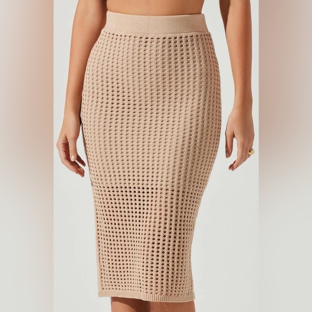 Astr the label Halsey lined crochet skirt in tan/creme size S